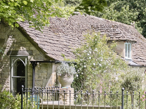 Downs Barn Lodge holiday cottage near Nailwsorth in the Stroud Valleys in the Cotswolds